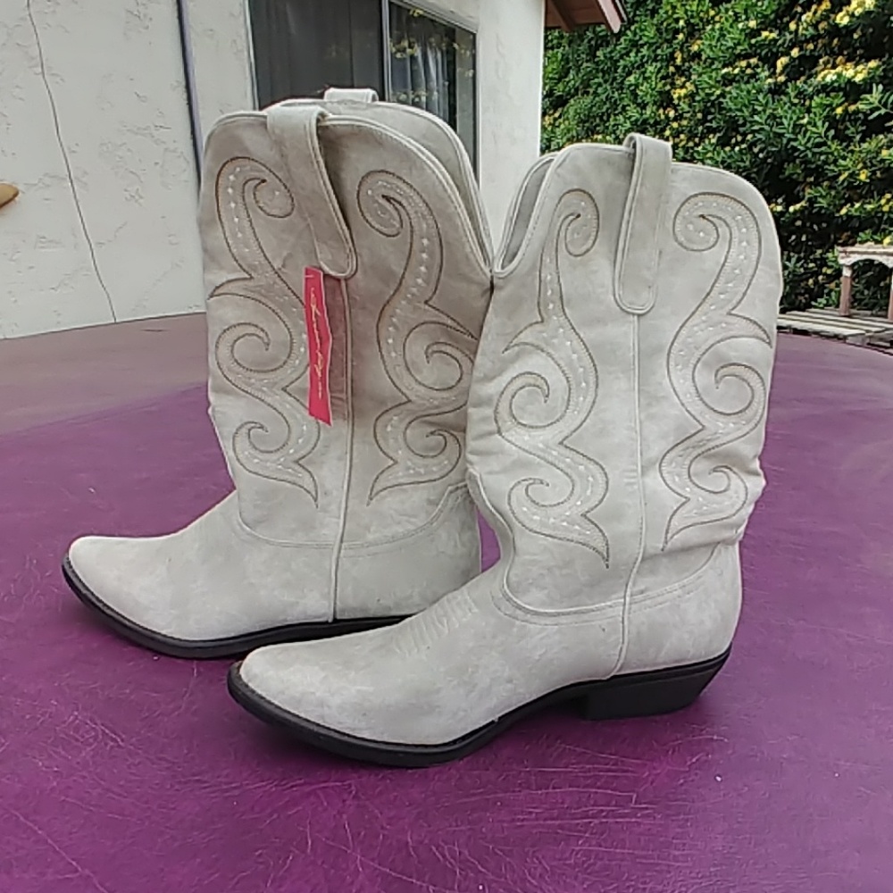 LIGHT GREY COWBOY BOOTS, JUST IN TIME FOR CONCERT